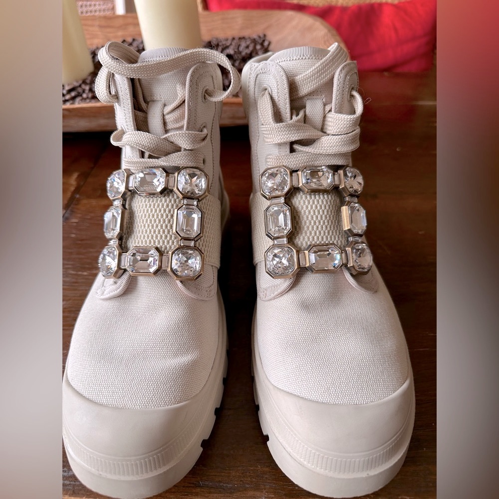 Roger Vivier Viv bootie beige/cream, size 38, excellent condition!